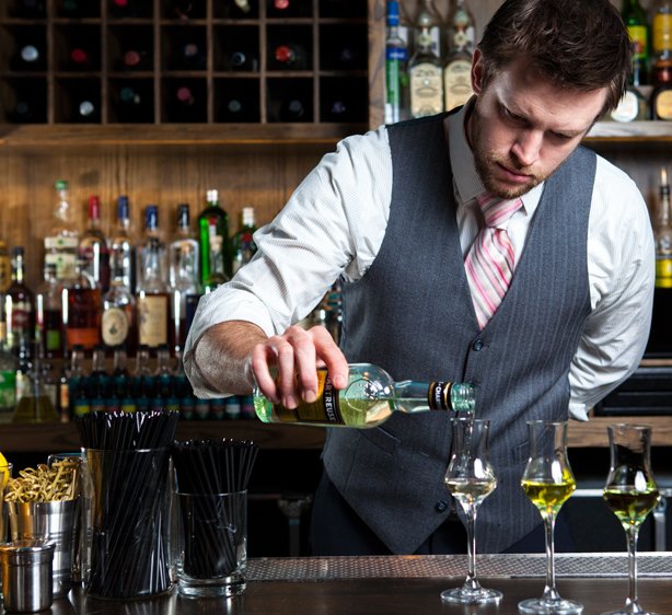 Steps to Become a Bartender in the USA